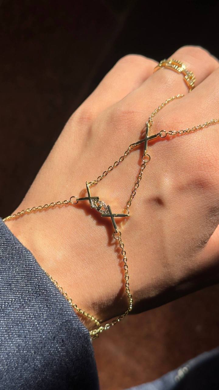 Cross Link Hand Chain detail